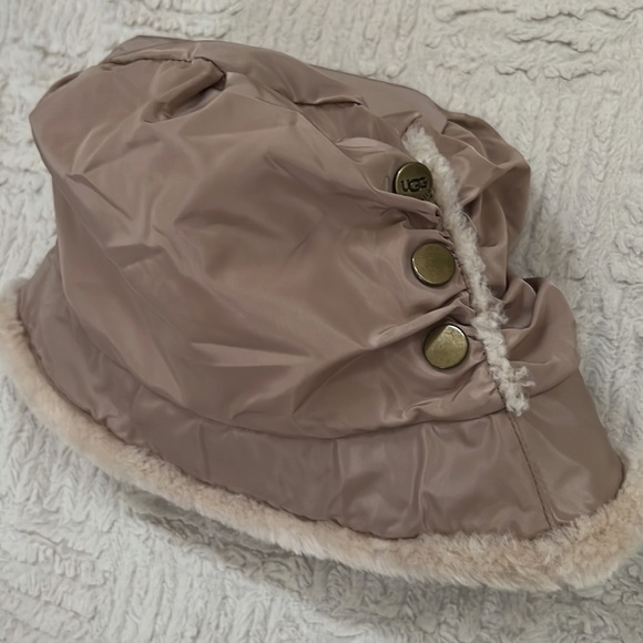 Ugg Australia bucket hat, polyester with real dyed shearling sheepskin trim, O/S - Picture 13 of 16